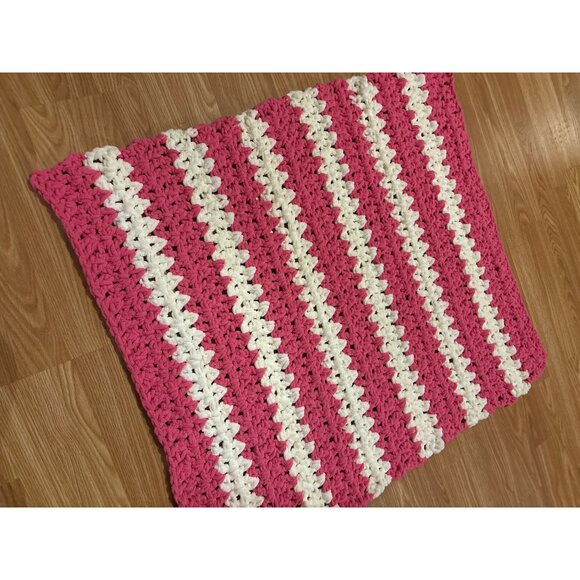 Crochet Baby Blanket Handmade Pink & White 32 X 34" Baby Girl Gift Bernat Yarn - Picture 4 of 6